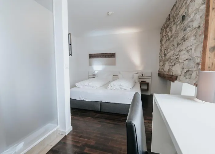 Design & Restaurant Loewen 4* אולם