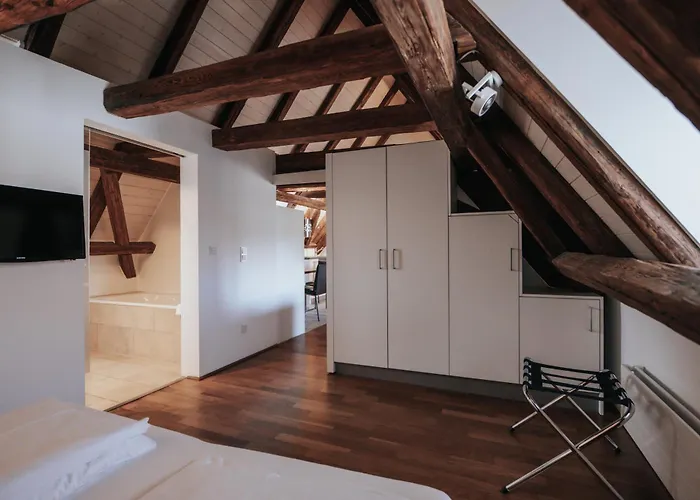 מלון Design & Restaurant Loewen 4*